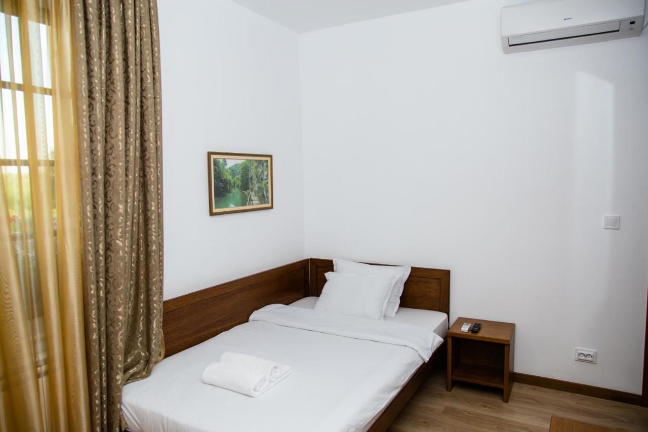 Отель Family Hotel Perla Луковит-26