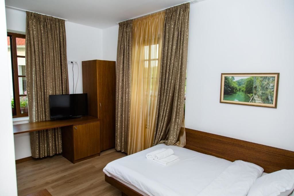 Отель Family Hotel Perla Луковит-39